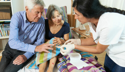 Spezialisierte Homecare-Fachkräfte versorgen mehr als 6 Millionen Menschen, darunter beispielsweise etwa 3 Millionen Menschen, die unter
chronischen Wunden leiden. (Foto: BVMed)