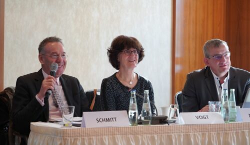 Auf dem Podium der eCommerce-Konferenz von Medinform am 27. Februar 2019 (v.l.): Joachim M. Schmitt, Elke Vogt und Dr. Meinrad Lugan (Foto: BVMed)
