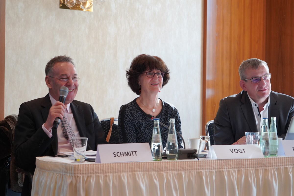 Auf dem Podium der eCommerce-Konferenz von Medinform am 27. Februar 2019 (v.l.): Joachim M. Schmitt, Elke Vogt und Dr. Meinrad Lugan (Foto: BVMed)