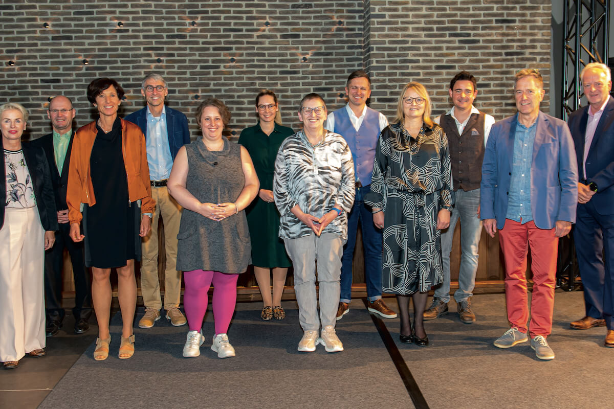 Die Referenten beim 12. Münchner Lymph-Symposium „Ödem trifft Adipositas“ (v.l.): Christine Hemmann-Moll, Uli Frey (Juzo), Eva-Maria Streicher, Dr. med. Wolfgang Schnitzler, Christina Lindemann, Dr. med. Anna-Theresa Lipp, Dr. med. Michaela Knestele, Dr. med. Olimpiu Bota, Dr. med. Ilka Meier-Vollrath, Dr. med. Markus Killinger, Dr. med. Steffen Gass , Juzo-Bereichsleiter Strategie Roger Willms (Foto: Juzo)