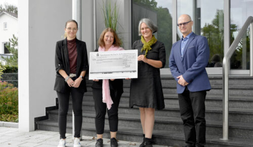 Anja Schettler (l.) und Uli Frey von Juzo übergaben einen Spendenscheck an Biggi Welter (2.v.l.) und Sonja Kasper von der Initiative Mamazone. (Foto: Juzo)