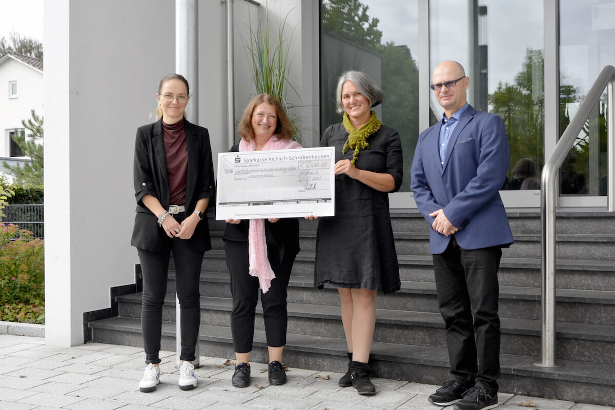 Anja Schettler (l.) und Uli Frey von Juzo übergaben einen Spendenscheck an Biggi Welter (2.v.l.) und Sonja Kasper von der Initiative Mamazone. (Foto: Juzo)
