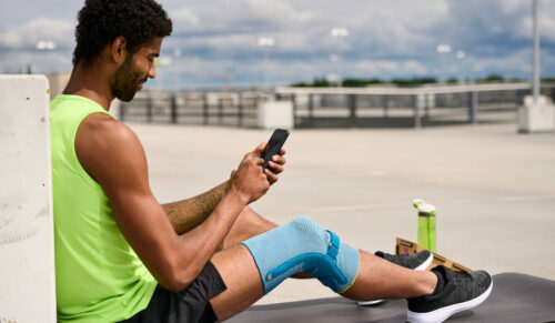 Die digitale Gesundheitsanwendung „companion patella“ von Medi soll die Therapie bei vorderen Knieschmerzen ergänzen. (Foto: www.medi.de)