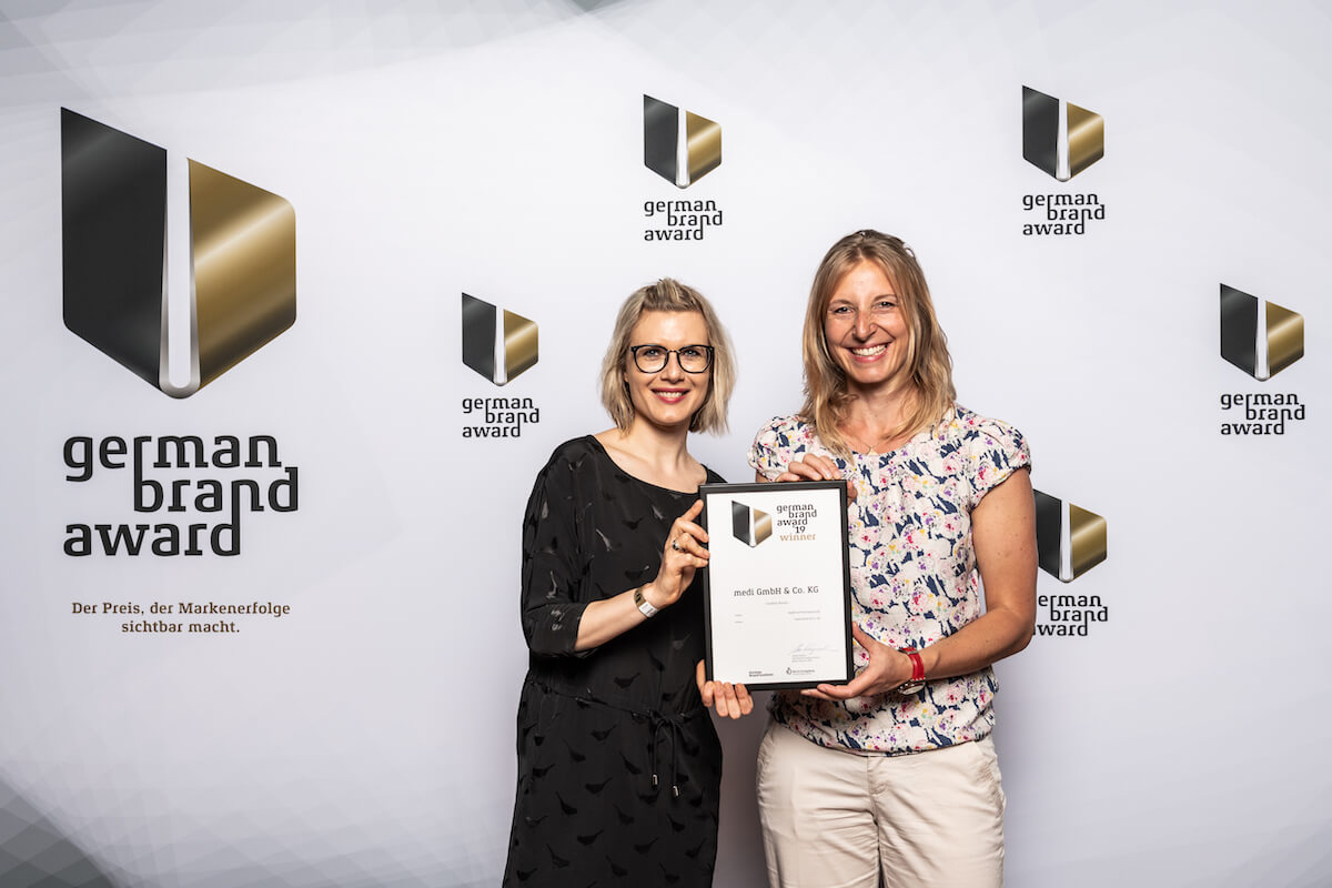 Alice Kastner (l.) und Claudia Iberle nahmen am 6. Juni in Berlin den German Brand Award 2019 für Medi entgegen. (Foto: Lutz Sternstein – www.phocst.com)