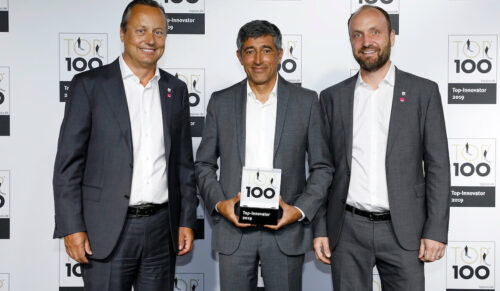 Medi-Geschäftsführer Dirk Treiber (l.) und Christoph Schmitz (Leitung Marketing Medical und Innovation Lab bei Medi, r.) nahmen den Top 100-Award von Ranga Yogeshwar entgegen. (Foto: KD Busch/CompaMedia)