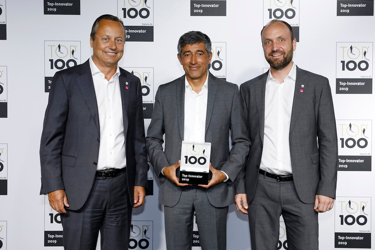Medi-Geschäftsführer Dirk Treiber (l.) und Christoph Schmitz (Leitung Marketing Medical und Innovation Lab bei Medi, r.) nahmen den Top 100-Award von Ranga Yogeshwar entgegen. (Foto: KD Busch/CompaMedia)