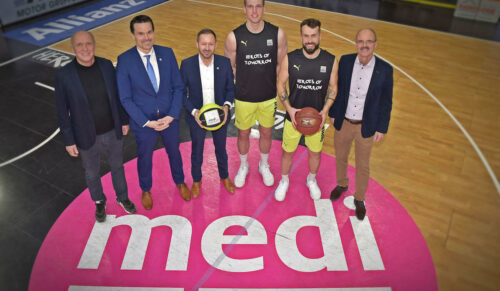 Der Basketballverein Medi Bayreuth und der Hilfsmittelspezialist Medi verkündeten am 26. Januar 2020 die Verlängerung des Sponsoringvertrags (v.l.): Dr. Michael Weihermüller (Medi, erster Vorsitzender der Gesellschafterversammlung), Raoul Korner (Coach), Björn Albrecht (Geschäftsführer Medi Bayreuth), Basketballspieler Lukas Meisner, Kapitän Bastian Doreth und Stefan Weihermüller (Geschäftsführer Medi). (Foto: Ochsenfoto)