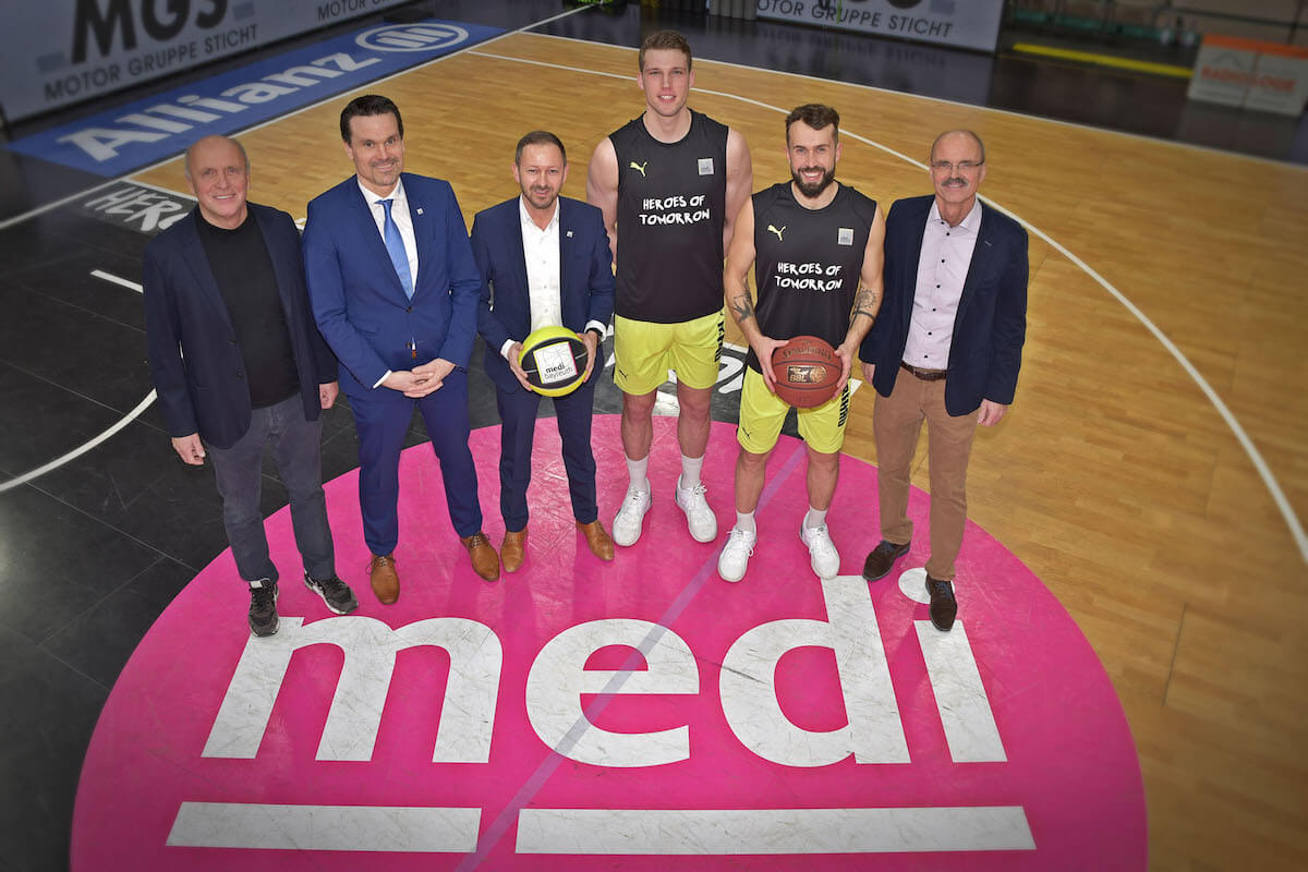 Der Basketballverein Medi Bayreuth und der Hilfsmittelspezialist Medi verkündeten am 26. Januar 2020 die Verlängerung des Sponsoringvertrags (v.l.): Dr. Michael Weihermüller (Medi, erster Vorsitzender der Gesellschafterversammlung), Raoul Korner (Coach), Björn Albrecht (Geschäftsführer Medi Bayreuth), Basketballspieler Lukas Meisner, Kapitän Bastian Doreth und Stefan Weihermüller (Geschäftsführer Medi). (Foto: Ochsenfoto)