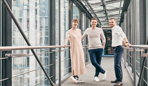 Miriam Weihermüller, Philipp Schatz und Marcus Weihermüller (v. l.) führen das Familienunternehmen Medi in dritter Generation in die Zukunft. (Bild: www.medi.de)