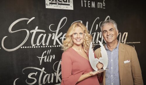 Freuen sich über den Health Media Award in Form der Trophäe „Health:Angel“: Medi Markenbotschafterin Barbara Schöneberger und Hans Wittmann, Geschäftsleiter Medical bei Medi. (Foto: www.medi.de)
