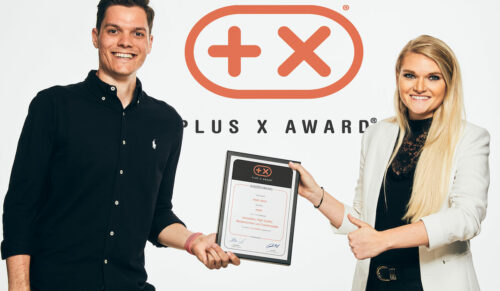„Es macht mich stolz, dass wir für das digitale Tool mit dem Plus X Award für Innovation, High Quality, Bedienkomfort und Funktionalität ausgezeichnet wurden – auch für uns die Kern-Themen“, sagt Corinna Franz, Teamleitung Medi Vision, neben Moritz Neise, IT Manager Business & Digital Solutions Medi.(Foto: www.medi.de)