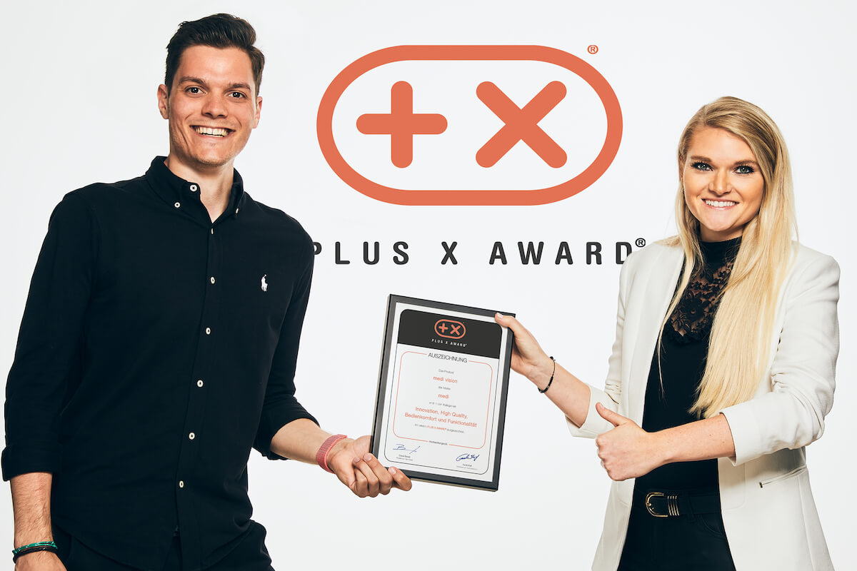 „Es macht mich stolz, dass wir für das digitale Tool mit dem Plus X Award für Innovation, High Quality, Bedienkomfort und Funktionalität ausgezeichnet wurden – auch für uns die Kern-Themen“, sagt Corinna Franz, Teamleitung Medi Vision, neben Moritz Neise, IT Manager Business & Digital Solutions Medi.(Foto: www.medi.de)