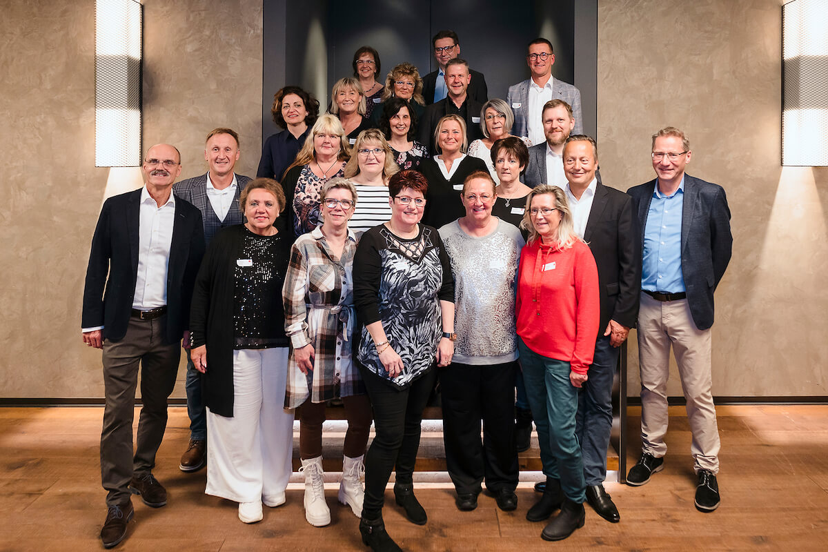 Die Geschäftsführer Stefan Weihermüller (l.), Gerhard Kolb und Dirk Treiber (re. und 2. von re.) sowie Leitung und Co-Leitung HR Kerstin Heim und Christian Ullmann dankten und gratulierten allen Jubilaren für ihren Einsatz. (Foto: www.medi.de)