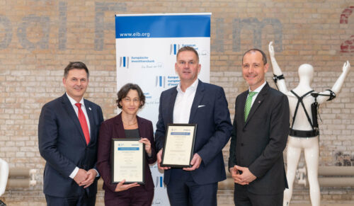 Dr. Andreas Goppelt (CTO Ottobock, v.l.), Sandrine Croset (Direktorin EIB), Jörg Wahlers (CFO Ottobock) und Dr. Jörg Wojahn (Leiter der Vertretung der EU Kommission in Deutschland) besiegelten die Zusammenarbeit am 13. Dezember 2019 in Berlin. (Foto: Ottobock)