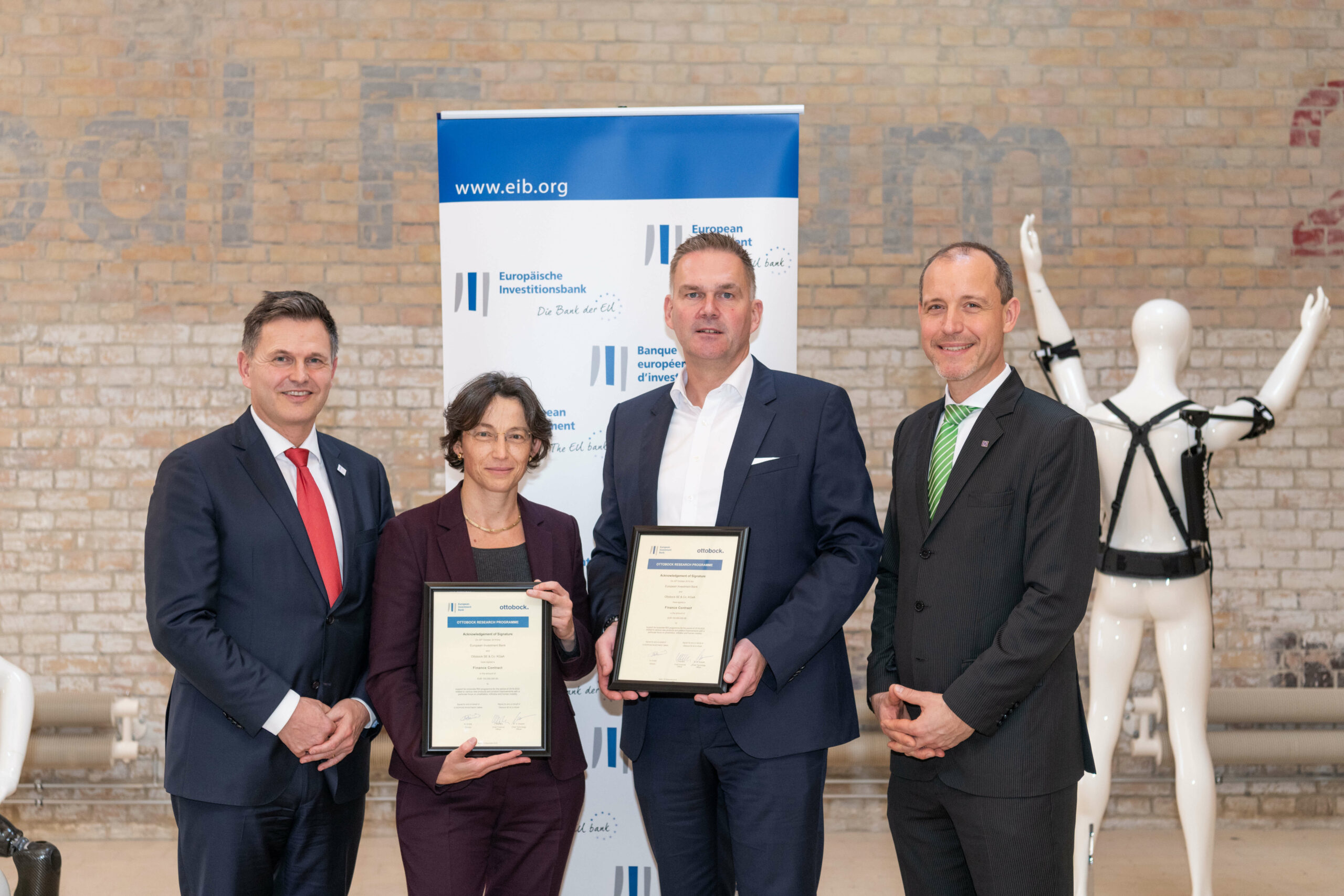 Dr. Andreas Goppelt (CTO Ottobock, v.l.), Sandrine Croset (Direktorin EIB), Jörg Wahlers (CFO Ottobock) und Dr. Jörg Wojahn (Leiter der Vertretung der EU Kommission in Deutschland) besiegelten die Zusammenarbeit am 13. Dezember 2019 in Berlin. (Foto: Ottobock)