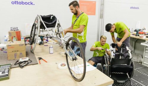 Orthopädietechniker und Schweißer in der Ottobock Werkstatt. (Foto: Ottobock)