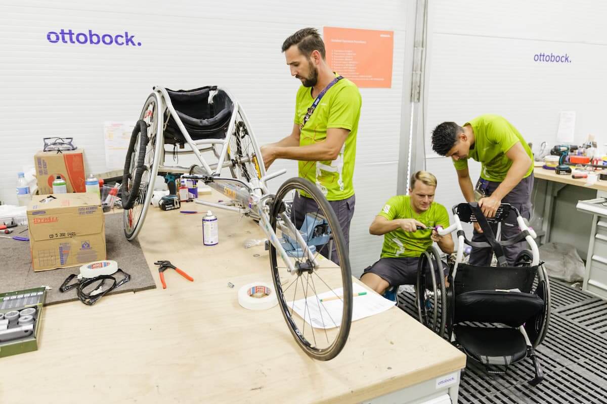 Orthopädietechniker und Schweißer in der Ottobock Werkstatt. (Foto: Ottobock)