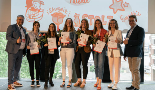 V.l.: Jens Sellhorn (Geschäftsführer Rehavital), Daniela Kotzur (Orthopädie Brillinger), Daniela Müller (Friedrich Georg Streifeneder), Paula Junge (Incort), Natalie Vöttiner (Schaub), Stefanie Müller (Sanitätshaus Glotz), Yvonne Billion (Vitalcentrum Hodey), Detlef Möller (Aufsichtsratsvorsitzender, Stolle Sanitätshaus) (Foto: Rehavital)