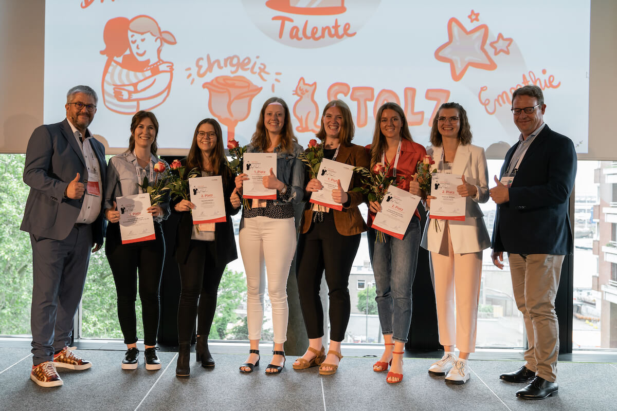 V.l.: Jens Sellhorn (Geschäftsführer Rehavital), Daniela Kotzur (Orthopädie Brillinger), Daniela Müller (Friedrich Georg Streifeneder), Paula Junge (Incort), Natalie Vöttiner (Schaub), Stefanie Müller (Sanitätshaus Glotz), Yvonne Billion (Vitalcentrum Hodey), Detlef Möller (Aufsichtsratsvorsitzender, Stolle Sanitätshaus) (Foto: Rehavital)