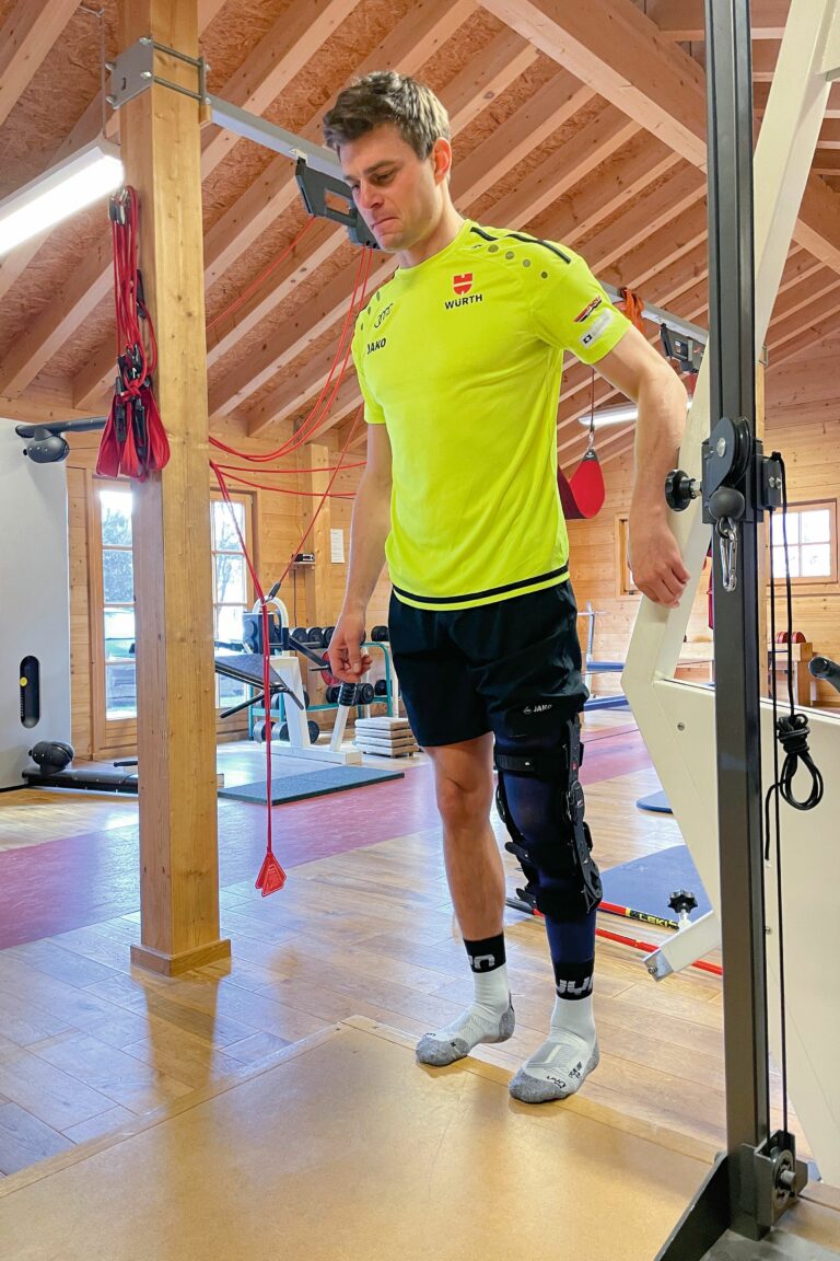 Bei den Reha-Übungen trug Alexander Schmid eine Orthese sowie Kompression. (Foto: Medi/Alexander Schmidt)