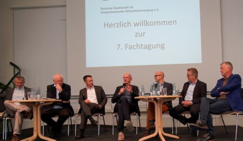 An der Podiumsdiskussion der 7. Fachtagung der DGIHV nahmen teil (v.l.): Dr. Dietmar Rohland, Leiter Geschäftsbereich Consulting des Medizinischen Dienstes Niedersachsen, Dr. med. Matthias Schmidt-Ohlemann, Vorsitzender der Deutschen Vereinigung für Rehabilitation, Dr. phil. Christoph Egen, Klinikmanager und wissenschaftlicher Mitarbeiter in der Klinik für Rehabilitationsmedizin der Medizinischen Hochschule Hannover, Alf Reuter, Präsident des BIV-OT und DGIHV-Vorstandsmitglied, Prof. Dr.-Ing. Malte Bellmann, Professor für Orthopädietechnik und Biomechanik an der PFH Göttingen. Olaf Gawron, stv. Vorsitzender der DGIHV und Prof. Dr. med. oec. Bernd Greitemann, Ärztlicher Direktor der Klinik Münsterland am RehaKlinikum Bad Rothenfelde. (Foto: DGIHV / Kirsten Abel)
