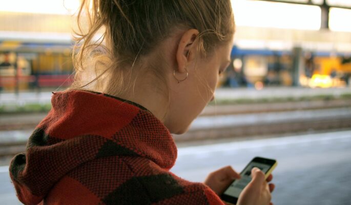 Junge Frau am Smartphone (Symbolbild, Foto: Unsplash)