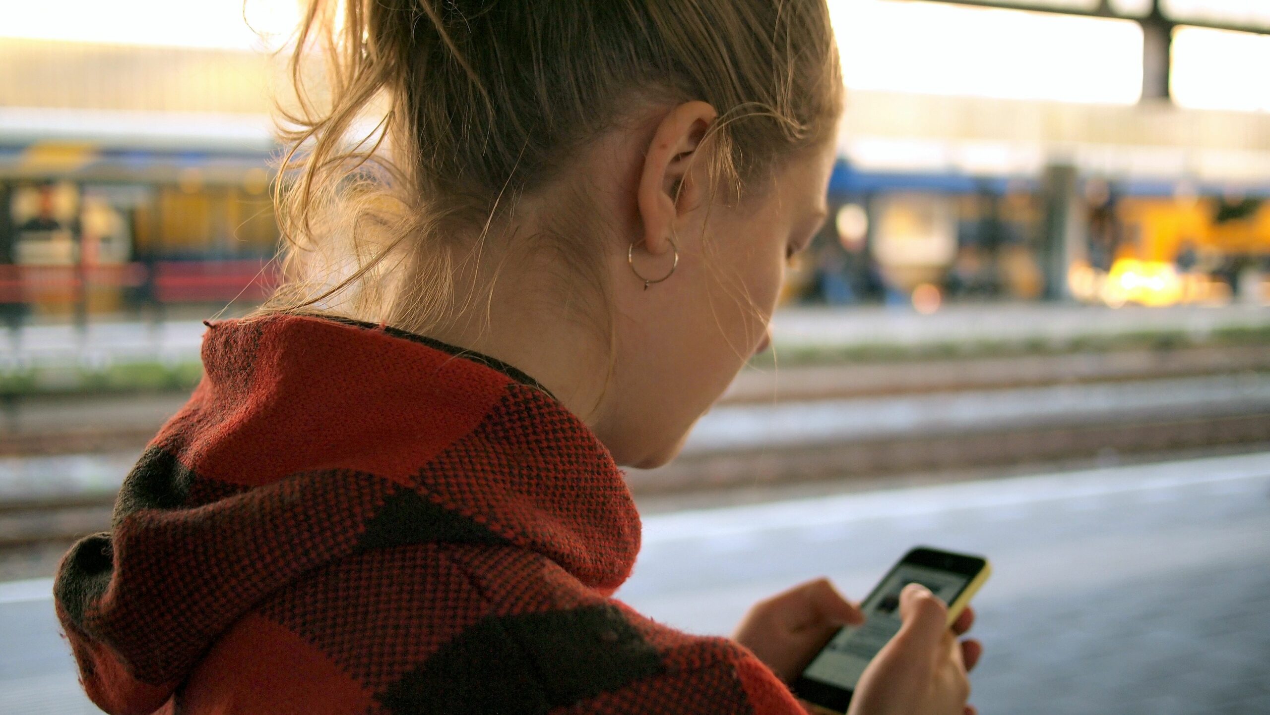 Junge Frau am Smartphone (Symbolbild, Foto: Unsplash)