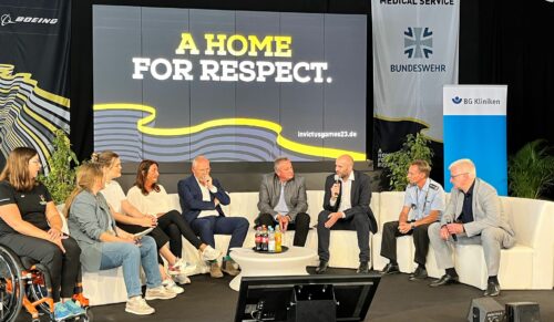 Im Gespräch zur Podiumsdiskussion „Teilhabe erleben – wie viel Technik braucht der Mensch?“ am 16. September 2023 in der Team Respect Area der Invictus Games in Düsseldorf (v.l.): Katharina Bauernschmidt, Kirsten Abel, Maike Schrader, Britta Meinecke-Allekotte, Prof. Dr. med. Heinz Herbert Homann, Albin Mayer, Dr. Christian Schmitz, Dr. Andreas Lison und Prof. Dr. Dirk Stengel, MSc (Epi). (Foto: Ruth Justen)
