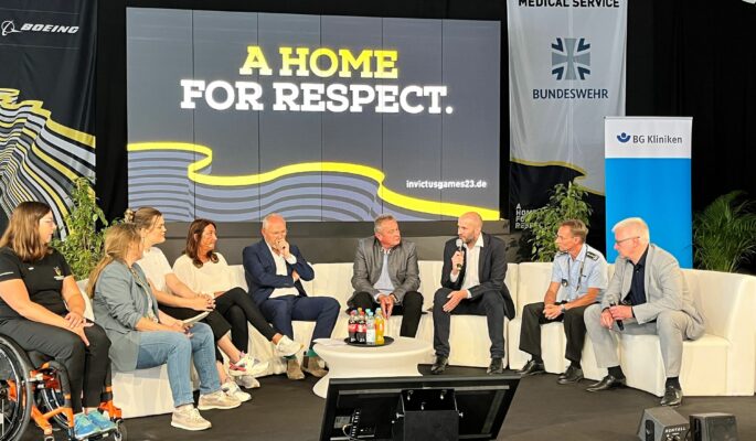 Im Gespräch zur Podiumsdiskussion „Teilhabe erleben – wie viel Technik braucht der Mensch?“ am 16. September 2023 in der Team Respect Area der Invictus Games in Düsseldorf (v.l.): Katharina Bauernschmidt, Kirsten Abel, Maike Schrader, Britta Meinecke-Allekotte, Prof. Dr. med. Heinz Herbert Homann, Albin Mayer, Dr. Christian Schmitz, Dr. Andreas Lison und Prof. Dr. Dirk Stengel, MSc (Epi). (Foto: Ruth Justen)