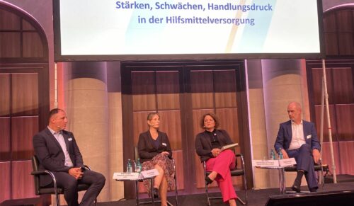 Diskutierten auf dem Homecare-Management-Kongress über die Zukunft der Hilfsmittelversorgung (v.l.): René Klinke (Vdek), Dr. Siiri Doka (BAG Selbsthilfe), Moderatorin Bettina Hertkorn-Ketterer und Christian Grete (Coloplast). (Foto: Redaktion)