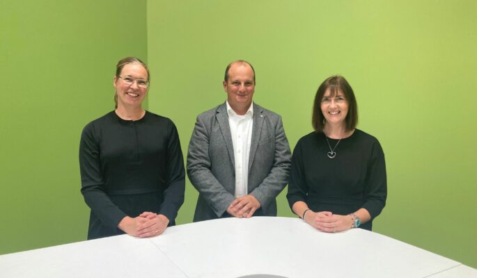 Diskutierten über den Rehabilitationspotenzials von Patienten nach einer Oberschenkelamputation (v.l.): Hanna Löwén (MSc), Physiotherapeutin bei Aktiv Ortopedteknik aus Schweden,  Dipl.-Ing. (FH) Merkur Alimusaj, Leiter der Technischen Orthopädie am Klinikum Heidelberg und Dr. Fiona Davie-Smith, Klinische Koordinatorin beim Scottish Specialist Prosthetics Service (Foto: Ottobock)