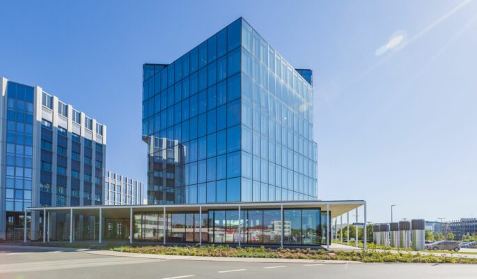 Mit der Investition in ein neues Verwaltungsgebäude bekräftigt Medi als einer der größten Arbeitgeber der Region sein Bekenntnis zum Standort Bayreuth und Oberfranken. Der Neubau soll sich u.a. durch sein nachhaltiges Energiekonzept und den Einsatz regenerativer Ressourcen auszeichnen. (Foto: www.medi.de)
