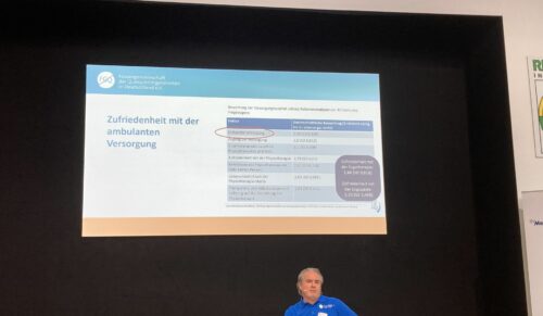 Kevin Schultes von der Fördergemeinschaft der Querschnittgelähmten in Deutschland gab auf der Rehacare einen Einblick in die ersten Ergebnisse der Studie  NeuroMoves“. (Foto: Redaktion)