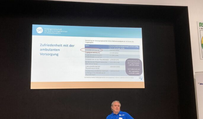 Kevin Schultes von der Fördergemeinschaft der Querschnittgelähmten in Deutschland gab auf der Rehacare einen Einblick in die ersten Ergebnisse der Studie  NeuroMoves“. (Foto: Redaktion)