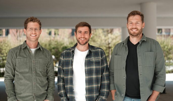 Marc-Antonio Padilla, Daniel Kun und Benjamin Els (v.l.) vom Startup Steptics wollen mit Förderung der Deutschen Bundesstiftung Umwelt (DBU) nachhaltige und kostengünstige Fußprothesen herstellen. (Foto: Steptics GmbH)