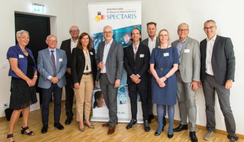 Auf dem Branchentag Medizintechnik wurde der neue Vorstand gewählt. Auch in den kommenden Jahren wird Dr. Martin Leonhard (5.v.l.) die Geschicke der Medizintechnik bei Spectaris leiten. (Foto: Rücker/Spectaris)