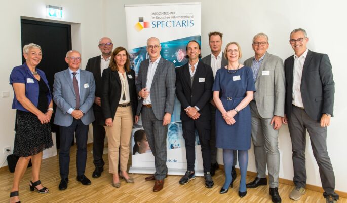 Auf dem Branchentag Medizintechnik wurde der neue Vorstand gewählt. Auch in den kommenden Jahren wird Dr. Martin Leonhard (5.v.l.) die Geschicke der Medizintechnik bei Spectaris leiten. (Foto: Rücker/Spectaris)