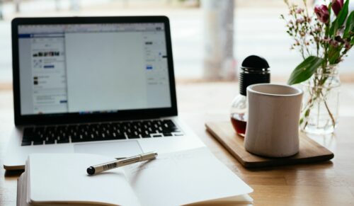 Besonders ältere Berufstätige finden oftmals keine Zeit für Fort- und Weiterbildungen. (Foto: Unsplash/Nick Morrison)