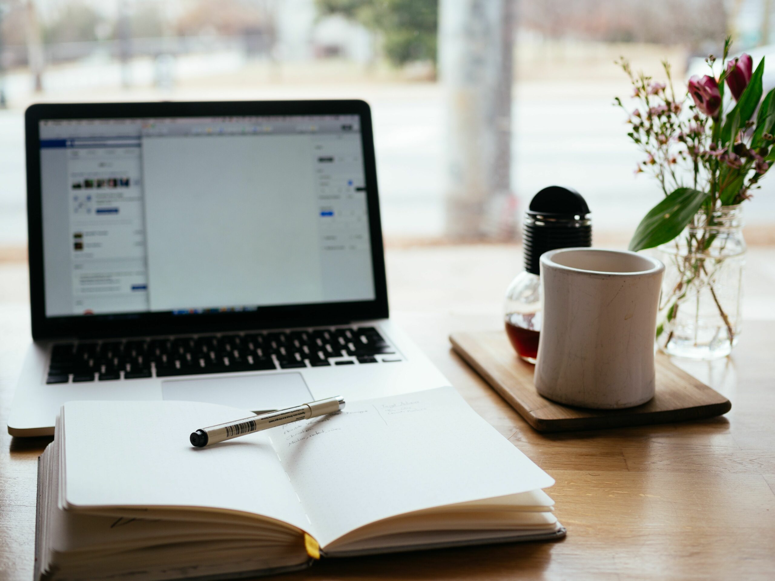 Besonders ältere Berufstätige finden oftmals keine Zeit für Fort- und Weiterbildungen. (Foto: Unsplash/Nick Morrison)