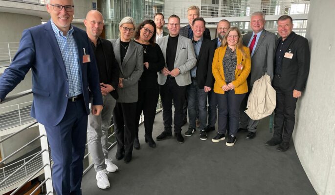 Die Teilnehmer am parlamentarischen Frühstück (v.l.): Thomas Piel, Mathias Jäckel, Simone Borchardt, Petra Kröger-Schumann, Robert Schumann, Tino Sorge, Christian Bartelt, Hannes Walter, Christian Großmann, Kirsten Abel, Knut Abraham, Frank Rogge. (Foto: Tobias Lehnert, Anhaltend Marketingkommunikation)