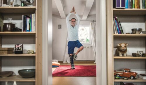Wolfgang Kierdorf, gelähmt durch Polio, kann mit der Beinorthese C-Brace Waldspaziergänge und Yoga machen. (Foto: Ottobock)