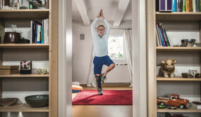 Wolfgang Kierdorf, gelähmt durch Polio, kann mit der Beinorthese C-Brace Waldspaziergänge und Yoga machen. (Foto: Ottobock)