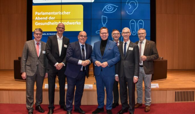 v.l.n.r.: VDZI-Präsident Dominik Kruchen, BIV-OT-Präsident Alf Reuter, Edgar Franke, Parlamentarische Staatssekretär aus dem Bundesgesundheitsministerium (BMG), Tino Sorge, gesundheitspolitischer Sprecher der CDU/CSU-Bundestagsfraktion, ZVA-Präsident Christian Müller, biha-Präsident Eberhard Schmidt, ZDH-Präsident Jörg Dittrich. Foto: ZDH/Boris Trenkel