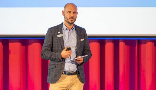 Auf dem Jubiläumssymposium der Sanitätshaus Aktuell AG und des Reha-Service-Rings stellte sich Daniel Hölper vor. (Foto: Sanitätshaus Aktuell AG)