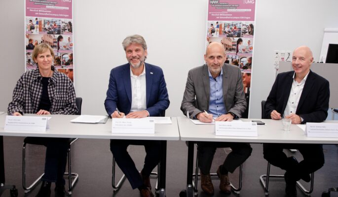 (v.l) Dr. Anne Faber, Hauptberufliche Vizepräsidentin HAWK, Dr. Marc Hudy, HAWK-Präsident, Oliver Jakobi, CEO Ottobock, Dr. Andreas Hahn, Corporate Vice President Ottobock (Foto: Ottobock)