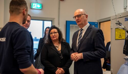 Petra Kröger-Schumann und Ministerpräsident Dr. Dietmar Woidke während des Firmenrundgangs im Gespräch mit Kröger-Mitarbeitern. (Foto: Kröger Gesundheits-Passage)