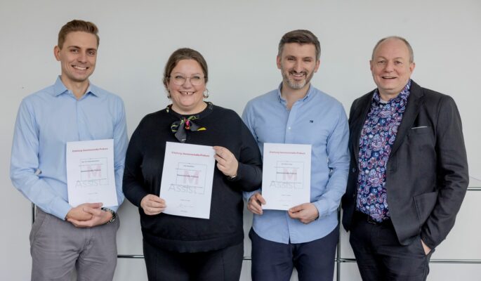 Die Prokuristen Tim Bennemann, Viola Braun und Stipo Vukoja (v.l.) zusammen mit Michael Messner, Geschäftsführender Gesellschafter der M Assist GmbH. (Foto: M Assist)