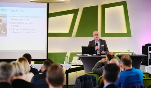 Tino Sprekelmeyer, Orthopädieschuhmachermeister aus Osnabrück erläuterte beim 1. Oberhofer Fußsymposium einen standardisierten Versorgungsprozess von der Verordnung bis zur finalen Schuheinlage. (Foto: www.medi.de)