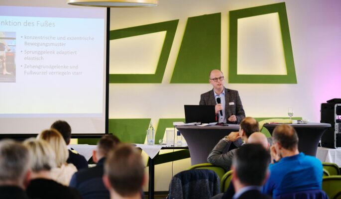 Tino Sprekelmeyer, Orthopädieschuhmachermeister aus Osnabrück erläuterte beim 1. Oberhofer Fußsymposium einen standardisierten Versorgungsprozess von der Verordnung bis zur finalen Schuheinlage. (Foto: www.medi.de)