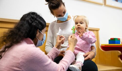 Die Organisation Care for Rare unterstützt Familien mit Kindern, die seltene Erkrankungen haben. (Bild: Care for Rare/Juzo)